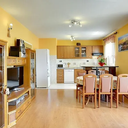 Semy Villa Lindar